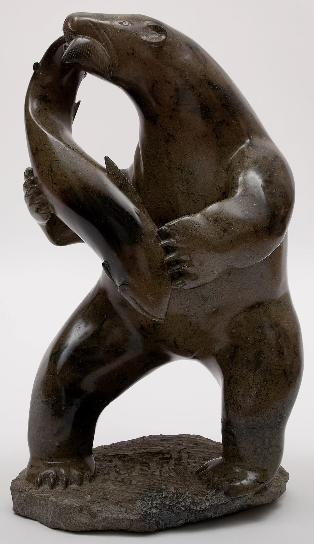 Mosesie Kolola, Bear with Fish, soapstone